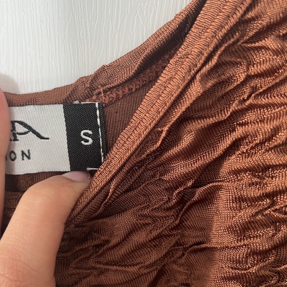 Brown coloured dinner kinda dress. Fully stretchable and very comfy to wear - Picture 3 of 4